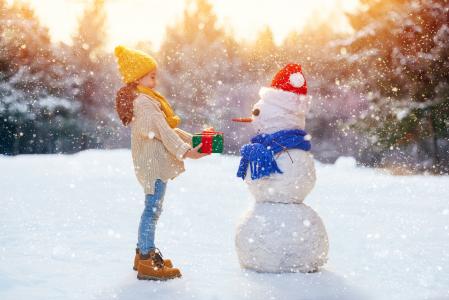 雪，雪人，冬天，新年，帽子，围巾，心情，礼物，胡德，毛衣，孩子，女孩，牛仔裤