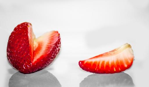 浆果，草莓，红色，切片，宏，浅色背景