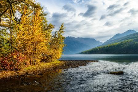 下金塔湖，冰川国家公园，加拿大，秋天，景观