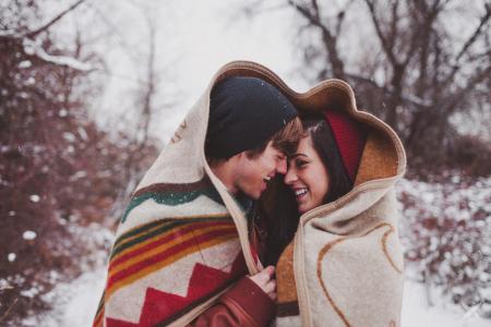 男人和女孩，裹着地毯，微笑，幸福，一起，雪，寒冷，冬天
