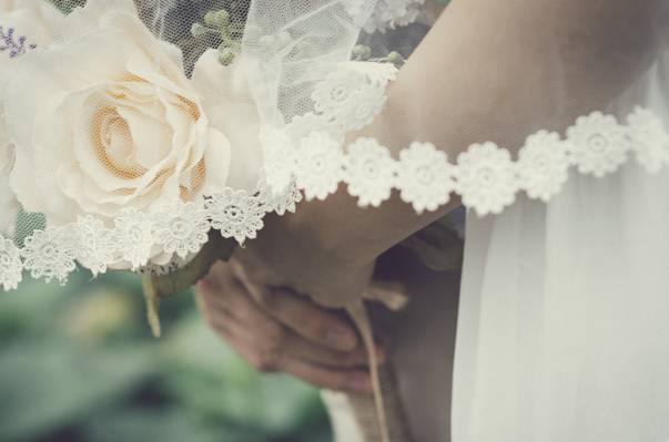新娘抱着白玫瑰花束高清壁纸