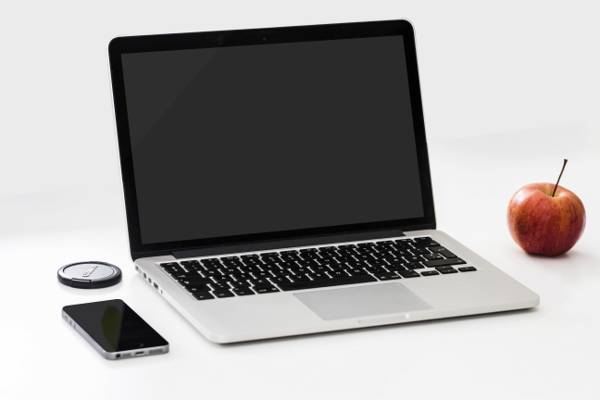 苹果水果和空间灰色iPhone 6高清壁纸旁边的MacBook Pro