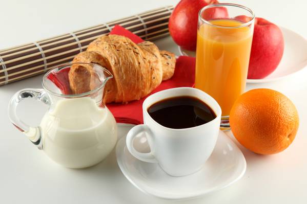 牛角面包,盅,牛奶,果汁,咖啡,飞碟,投手,橙色,早餐,苹果,白色