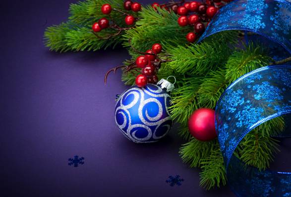 磁带,装饰,分支的浆果,球,枞树分支机构,蓝色背景,新的一年,圣诞节