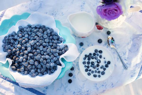碗上的蓝莓充满了牛奶高清壁纸