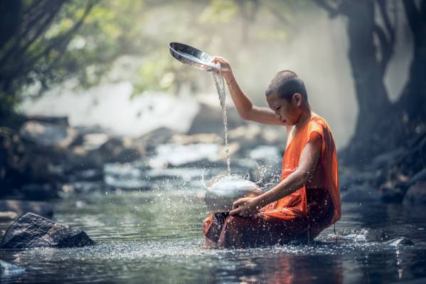 僧人在不锈钢容器高清壁纸滴下水的选择性焦点摄影