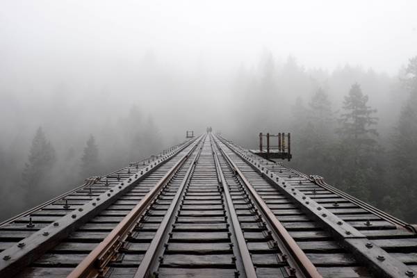 火车铁路和雾照片高清壁纸