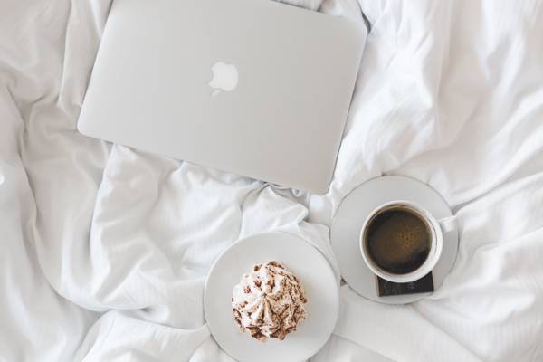白色的Macbook,咖啡和蛋糕床上高清壁纸