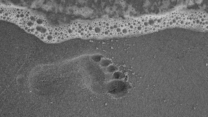 脚印在海边沙子高清壁纸