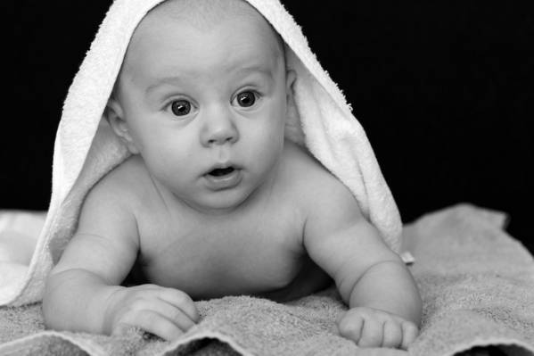 婴儿覆盖毛巾灰度照片高清壁纸