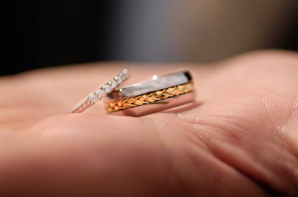 银,金,钻石订婚戒指设置在人类的手掌高清壁纸