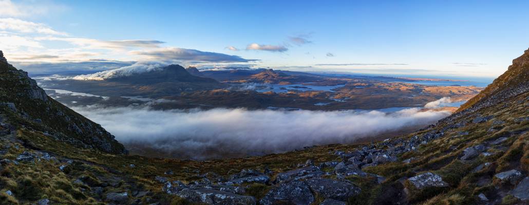 空中摄影的云层覆盖的山脉,torridon,苏格兰高清壁纸