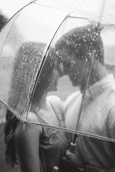 在下雨天高清壁纸的透明伞下夫妇的灰度摄影