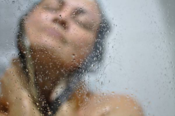 女人洗澡背后透明玻璃淋浴用水露水高清壁纸