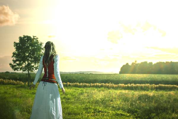 女人穿着白色的长袖,站在绿色的田野下白云高清壁纸
