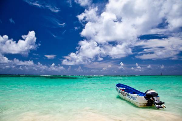 白色和蓝色的快艇,在海洋下白色和蓝色的天空,在白天,蓬塔卡纳,多米尼加共和国高清壁纸