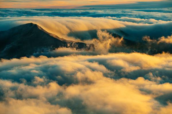 厚厚的云层和山的高层摄影在金黄小时HD墙纸
