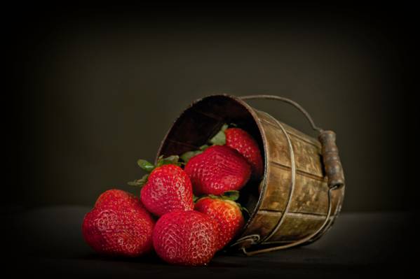 红色草莓棕色桶高清壁纸