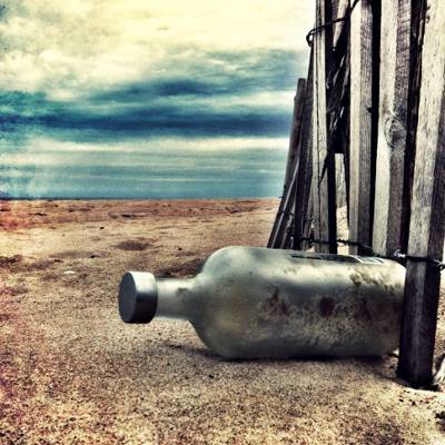 在篱笆旁边的灰色瓶子在沙子HD墙纸