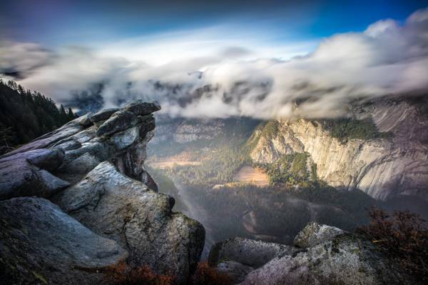 白天在云层旁边的山,优胜美地国家公园,加州高清壁纸