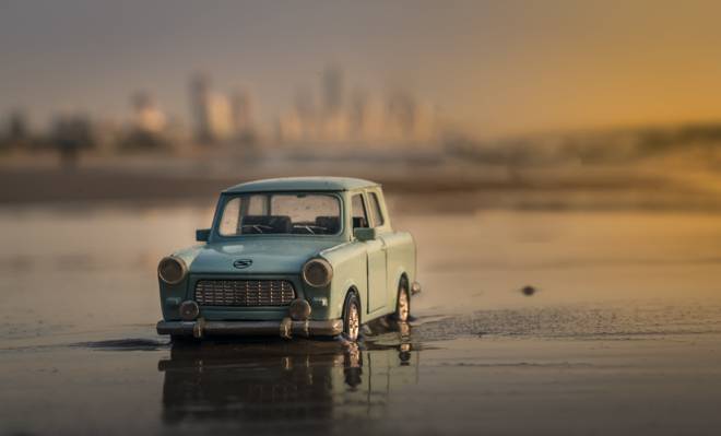 掀动转变镜头灰色的老式轿车在黄昏时在海边上运行的照片高清壁纸
