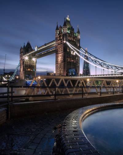 在晚上时间高清壁纸的水体附近的伦敦塔桥