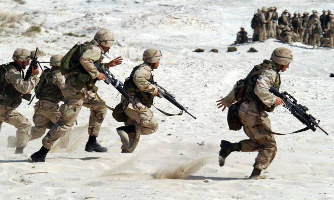 五名士兵在白天高清壁纸持有黑色突击步枪在沙漠中运行