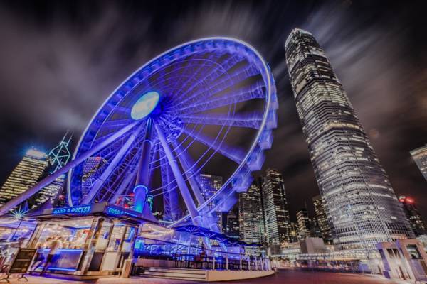 时间推移摄影的摩天轮附近建设在夜间,香港高清壁纸