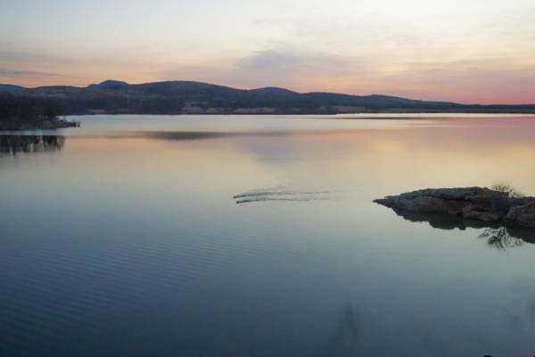 蓝色和棕色的湖附近的山丘,在日落时分,quanah高清壁纸