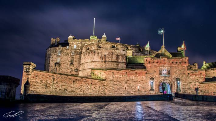 棕色城堡与多云的天空,在晚上的时间,爱丁堡城堡高清壁纸下的标志