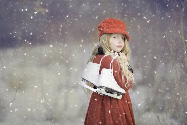 选择性焦点摄影的女孩穿着红色的衣服携带溜冰鞋高清壁纸