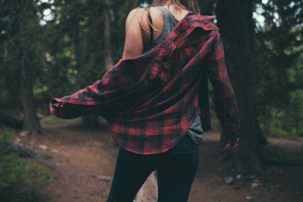 女人在红色和黑色格子呢衬衫站在森林在一天时间高清壁纸