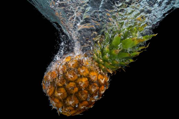 菠萝水果深入水中高清壁纸