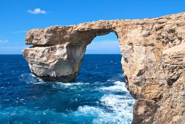 棕色的岩石形成在一天的时间,马耳他,戈佐高清壁纸的水体