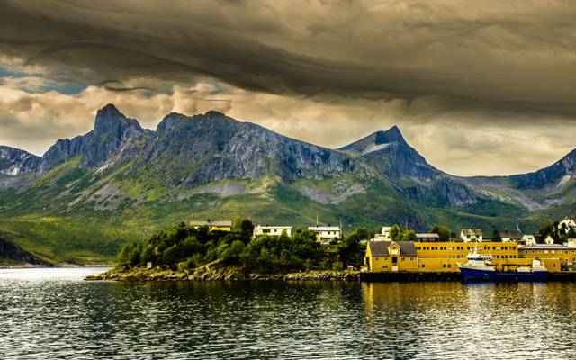 壁纸云,船,山,滨海,自然,家,树,峡湾,湾,海,挪威,天空