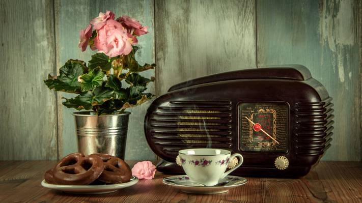 棕色木制的桌子上的黑色复古收音机高清壁纸