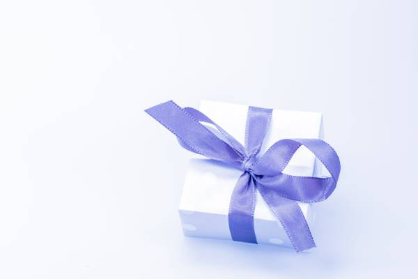 白色和紫色的礼物盒高清壁纸