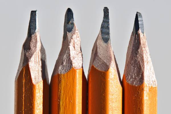 四棕色铅笔提示高清壁纸