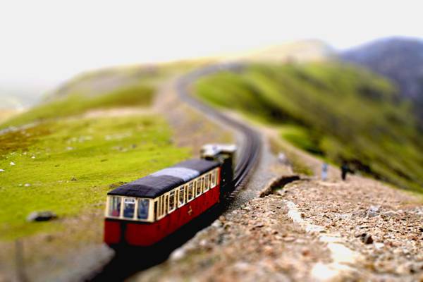 红色和黑色火车塑料玩具,snowdon高清壁纸倾斜转移照片