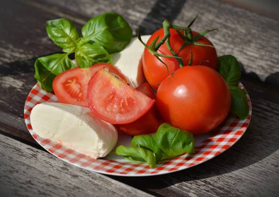 切片西红柿和绿色蔬菜上板高清壁纸