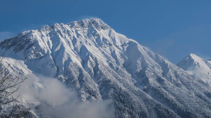 山覆盖与雪高清壁纸的鸟瞰图