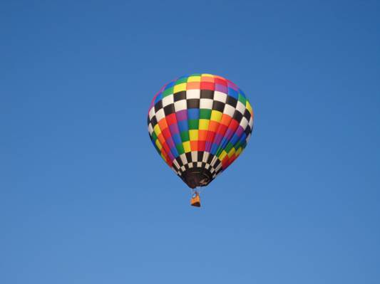 彩虹方格的热气球漂浮在白天的高清壁纸