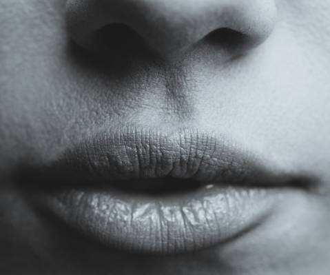 女人的嘴唇灰度照片高清壁纸