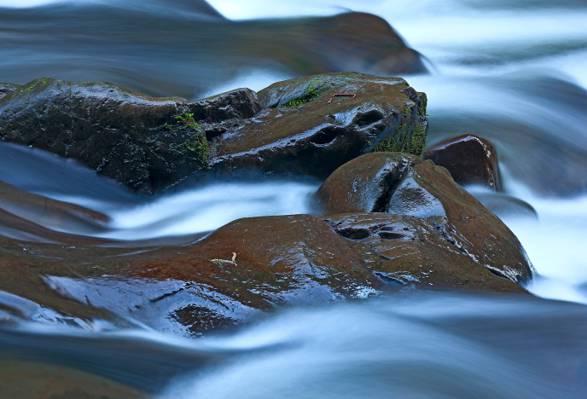 河岸上的棕色和黑色的石头时间推移摄影高清壁纸