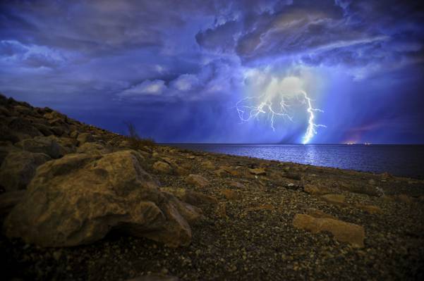 闪电在海上的风景照片高清壁纸