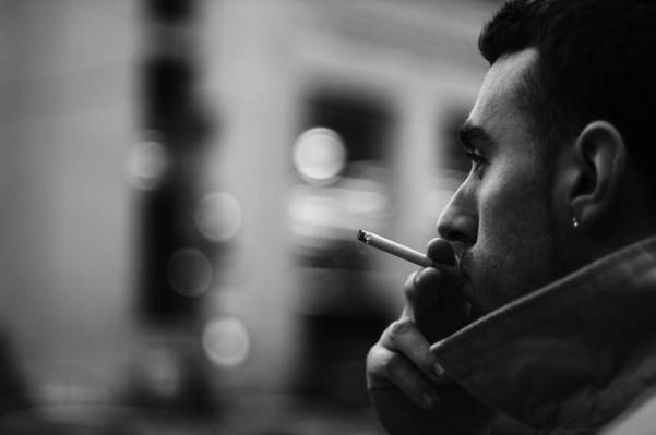 男人吸烟香烟高清壁纸的灰度照片