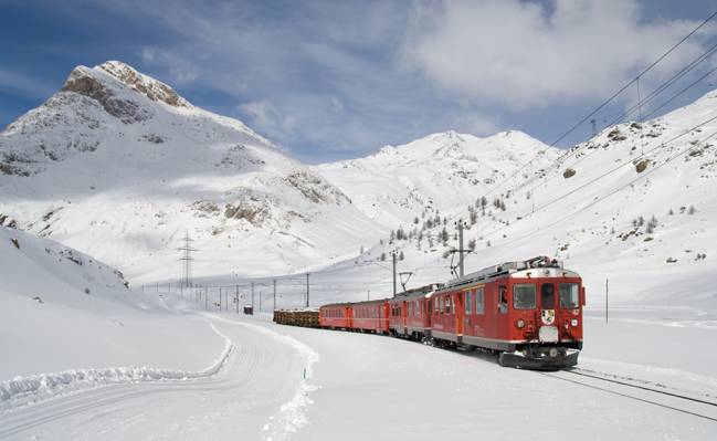 红色和棕色火车上充满雪的山高清壁纸的栏杆