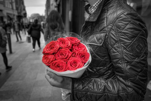 拿着玫瑰的花束在街道HD墙纸附近的人选择性的彩色照片