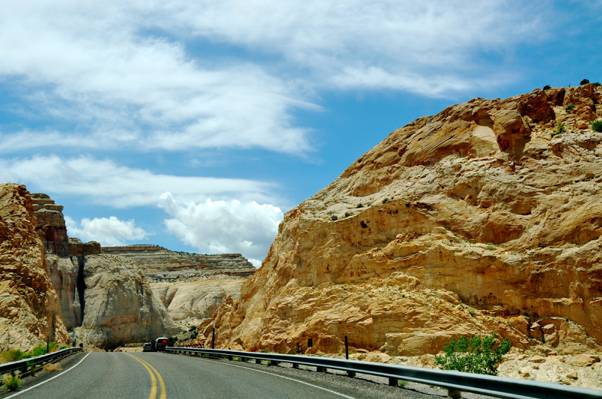 岩石山之间的混凝土路,高速公路24,犹他州高清壁纸