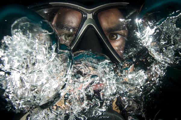 男子戴着潜水眼镜在水下高清壁纸